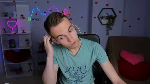 Snapshot of astren_villo chatting on June 24, 5:39 am astren online show from June 24, 5:39 am