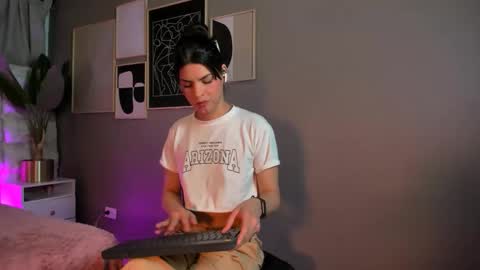 astrid_velle online show from May 1, 1:10 am