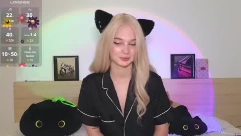 Snapshot of astridmoss chatting on May 23, 9:41 pm Maya online show from May 23, 9:41 pm