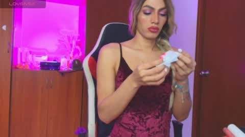 Snapshot of atenea_fit chatting on May 6, 4:12 pm atenea_fit online show from May 6, 4:12 pm
