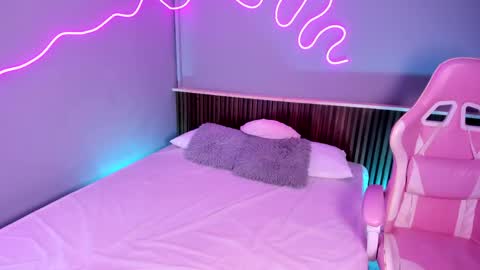 athenea__fox online show from May 8, 11:59 am