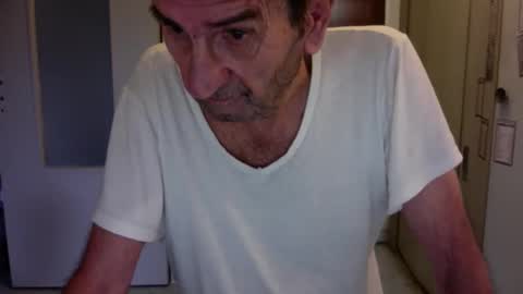 Snapshot of auguste061400 chatting on November 7, 9:42 am auguste061400 online show from November 7, 9:42 am