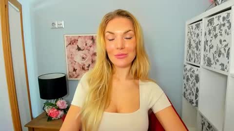 Snapshot of aullorasensual chatting on December 2, 7:14 am AulloraSensual online show from December 2, 7:14 am