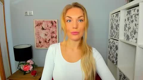 Snapshot of aullorasensual chatting on December 3, 6:04 am AulloraSensual online show from December 3, 6:04 am