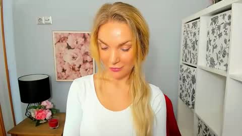 Snapshot of aullorasensual chatting on December 3, 9:11 am AulloraSensual online show from December 3, 9:11 am