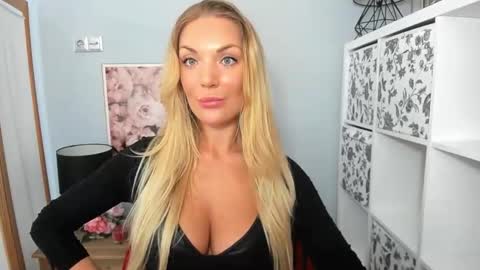 Snapshot of aullorasensual chatting on January 19, 9:11 am AulloraSensual online show from January 19, 9:11 am