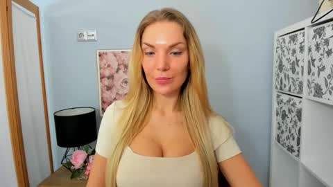 Snapshot of aullorasensual chatting on February 15, 9:27 am AulloraSensual online show from February 15, 9:27 am