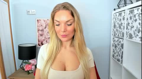 Snapshot of aullorasensual chatting on February 24, 8:27 am AulloraSensual online show from February 24, 8:27 am