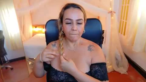 Snapshot of aunty_milf0 chatting on May 2, 7:19 pm aunty_milf0 online show from May 2, 7:19 pm