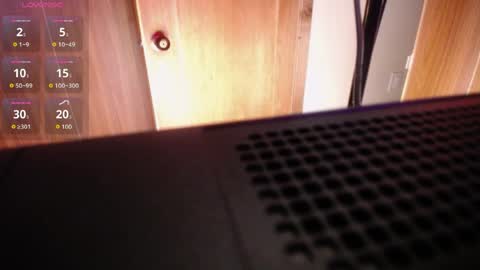 Snapshot of aura_cute_ chatting on April 8, 3:28 am aura_cute_ online show from April 8, 3:28 am
