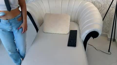 Aura sanders online show from February 5, 11:59 am