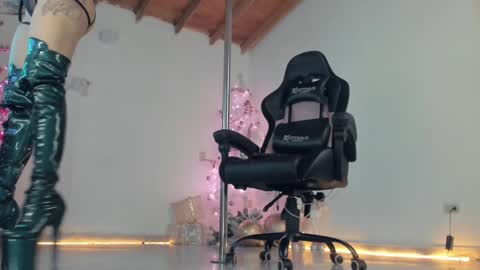 aura online show from December 16, 1:54 pm