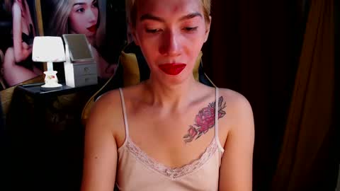 Snapshot of aurakharisma_xx chatting on December 20, 2:19 am Miss awra online show from December 20, 2:19 am