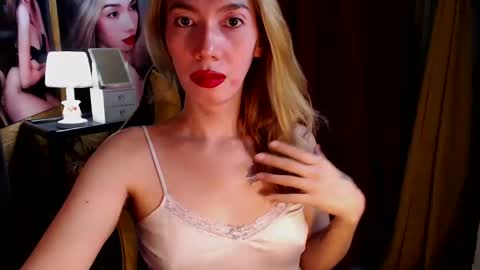 Snapshot of aurakharisma_xx chatting on December 20, 5:57 am Miss awra online show from December 20, 5:57 am