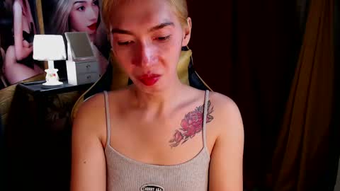 Snapshot of aurakharisma_xx chatting on January 6, 3:09 am Miss awra online show from January 6, 3:09 am