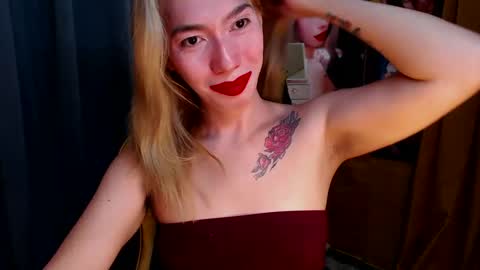 Snapshot of aurakharisma_xx chatting on February 23, 4:39 am Miss awra online show from February 23, 4:39 am