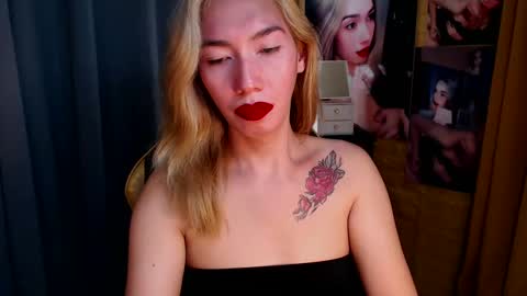 Snapshot of aurakharisma_xx chatting on March 5, 7:49 am Miss awra online show from March 5, 7:49 am