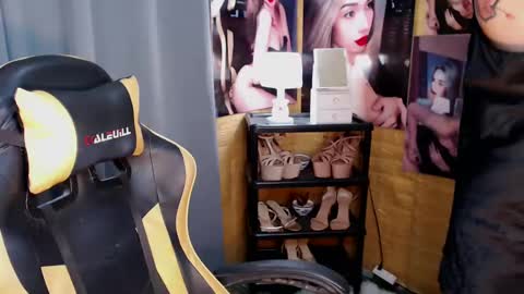 Snapshot of aurakharisma_xx chatting on March 10, 5:22 am Miss awra online show from March 10, 5:22 am