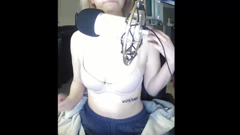 Snapshot of aurelia1301 chatting on February 10, 7:26 am Aurelia online show from February 10, 7:26 am