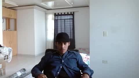 Snapshot of aureliv1 chatting on February 22, 9:46 pm Aureliano online show from February 22, 9:46 pm