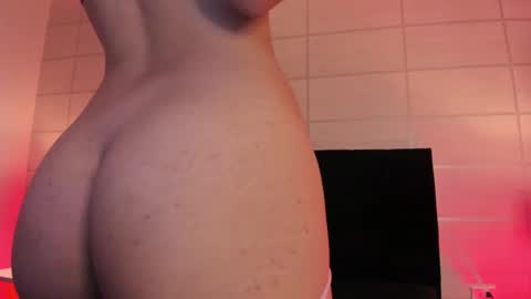 Snapshot of aurora_bellmont chatting on October 30, 3:41 am Aurora online show from October 30, 3:41 am