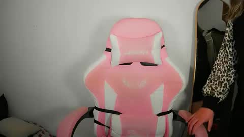 Snapshot of aurora_more chatting on September 26, 4:16 am cute online show from September 26, 4:16 am