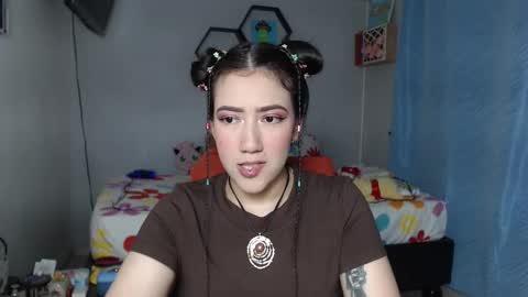 Snapshot of aurora_shy_ chatting on November 16, 11:38 am Aurora online show from November 16, 11:38 am