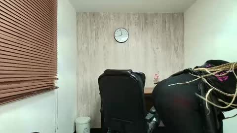 Snapshot of aurorabrow chatting on November 12, 2:01 am Ariana online show from November 12, 2:01 am