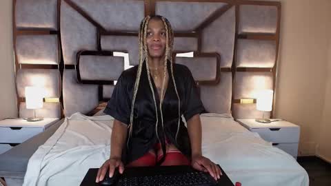 Snapshot of aurorabrow chatting on November 18, 8:24 pm Ariana online show from November 18, 8:24 pm