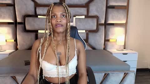 Snapshot of aurorabrow chatting on November 24, 10:42 pm Ariana online show from November 24, 10:42 pm