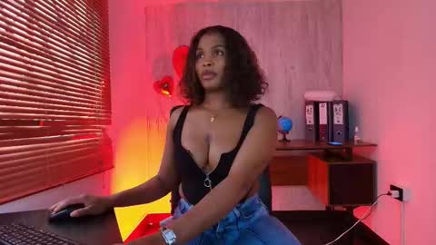 Snapshot of aurorabrow chatting on February 12, 9:54 pm Ariana online show from February 12, 9:54 pm