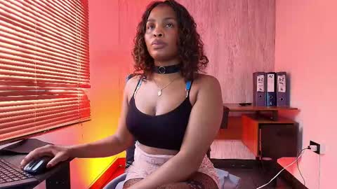 Snapshot of aurorabrow chatting on February 28, 7:15 pm Ariana online show from February 28, 7:15 pm