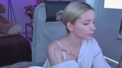 aurorawrenfield online show from July 10, 4:50 am