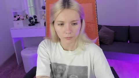 aurorawrenfield online show from July 16, 1:44 am