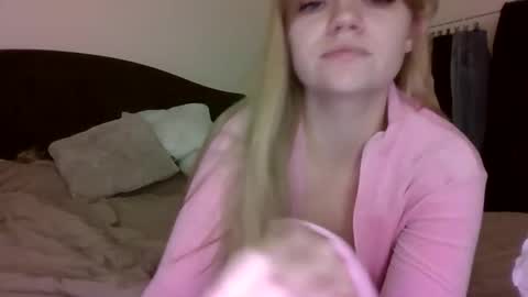 Snapshot of auroraxroses chatting on November 19, 6:30 pm AuroraXRoses online show from November 19, 6:30 pm