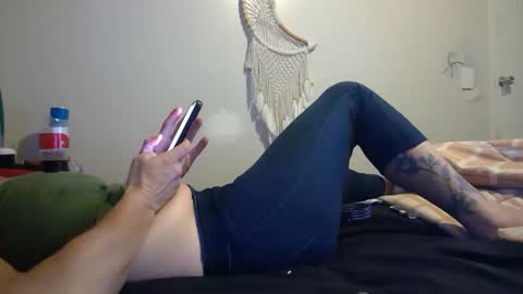Snapshot of aussielovingxxx chatting on December 5, 8:22 am Milf4u online show from December 5, 8:22 am