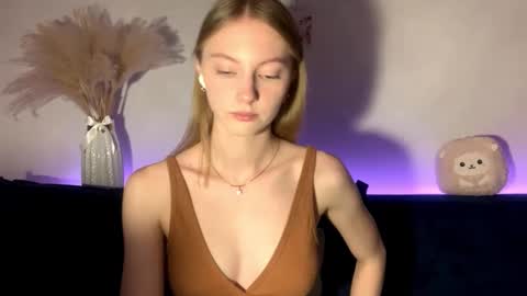 Snapshot of autumnroginson chatting on September 25, 3:27 pm Annie online show from September 25, 3:27 pm