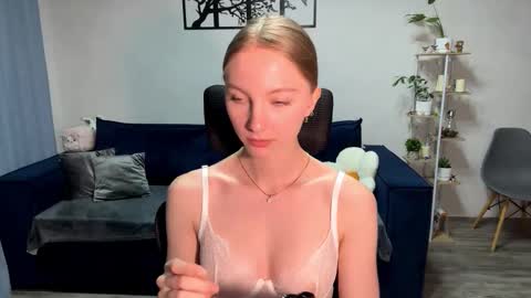 Snapshot of autumnroginson chatting on October 16, 5:03 pm Annie online show from October 16, 5:03 pm