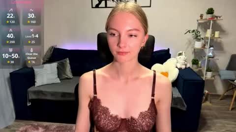 Snapshot of autumnroginson chatting on October 25, 6:57 pm Annie online show from October 25, 6:57 pm