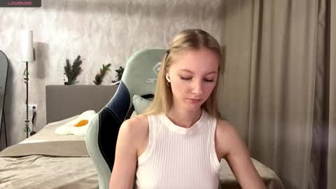 Snapshot of autumnroginson chatting on December 17, 2:12 pm Annie online show from December 17, 2:12 pm