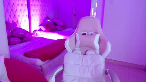 Snapshot of ava_williams_ chatting on February 12, 1:28 pm AVA online show from February 12, 1:28 pm