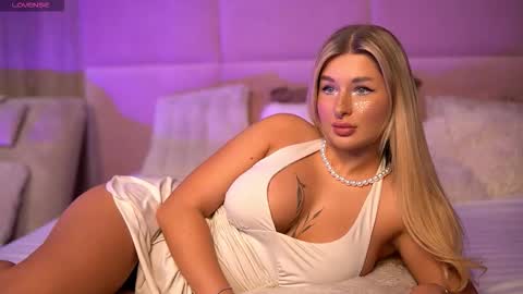 Snapshot of avashay chatting on October 29, 10:22 pm Carina online show from October 29, 10:22 pm