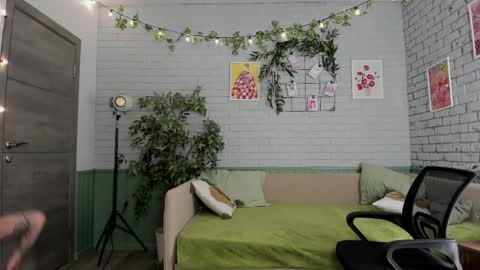 Ava online show from April 25, 2:03 pm