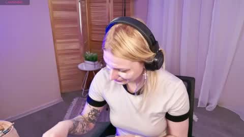 Ava online show from May 6, 1:38 pm