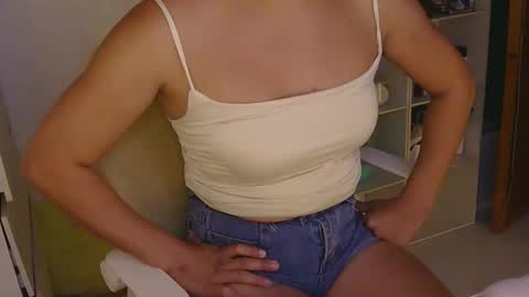 Snapshot of averageuncut1 chatting on January 11, 4:39 am Rhian online show from January 11, 4:39 am