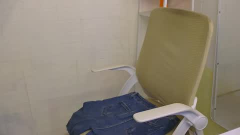 Snapshot of averageuncut1 chatting on February 8, 12:08 pm Rhian online show from February 8, 12:08 pm