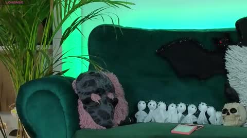 AveryWillow online show from October 27, 4:49 am