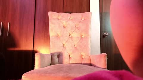 Snapshot of avi_frost chatting on February 4, 6:14 am Saraaaa independent model 3 online show from February 4, 6:14 am