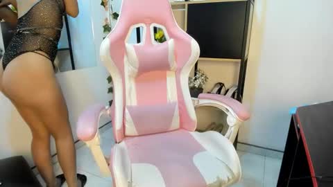 Snapshot of avi_thomsonn chatting on February 14, 3:53 pm avi_thomsonn online show from February 14, 3:53 pm