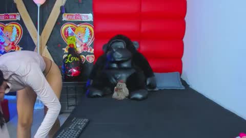 Snapshot of avi_thomsonn chatting on February 24, 2:42 am avi_thomsonn online show from February 24, 2:42 am